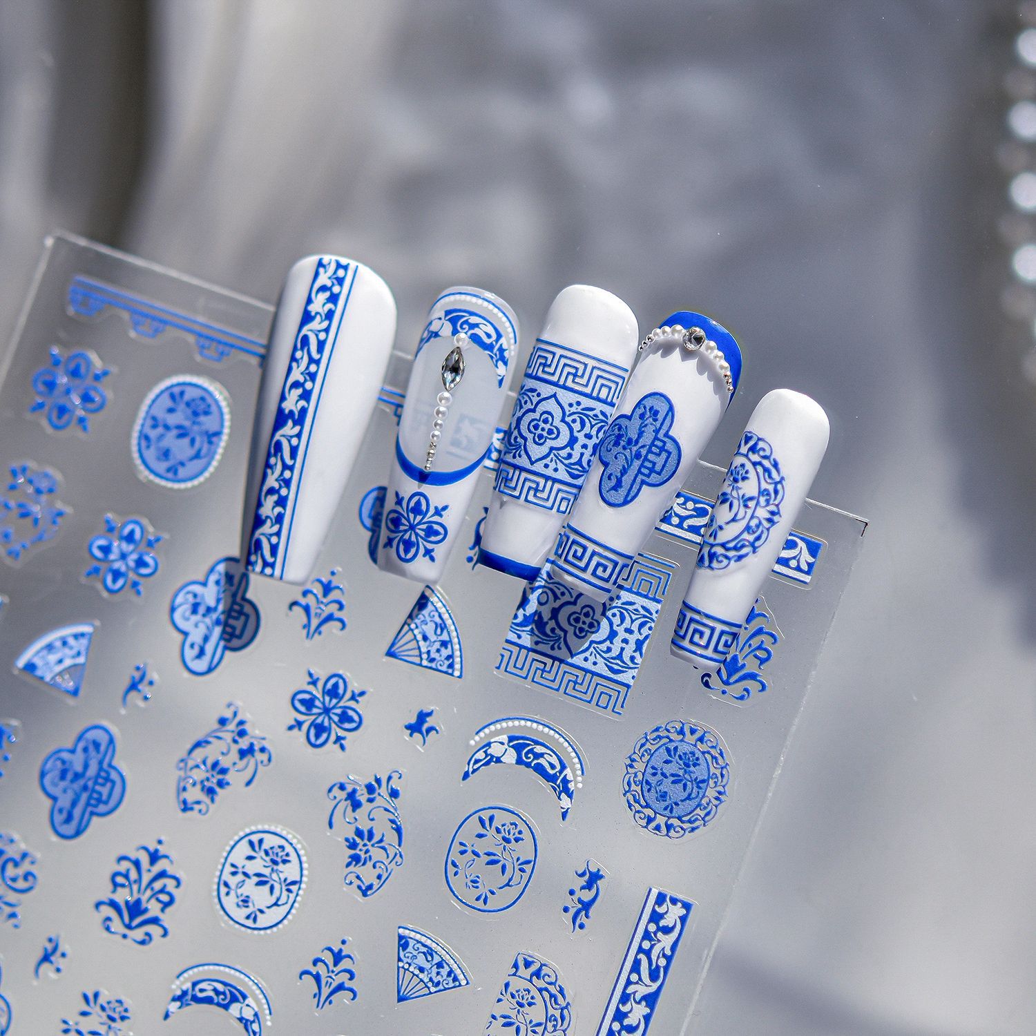Traceless Blue White Porcelain - огляд і ціна Nail Art Zelda